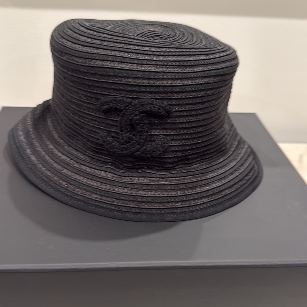 CHANEL Elegant Black Hat. M size. Authentic